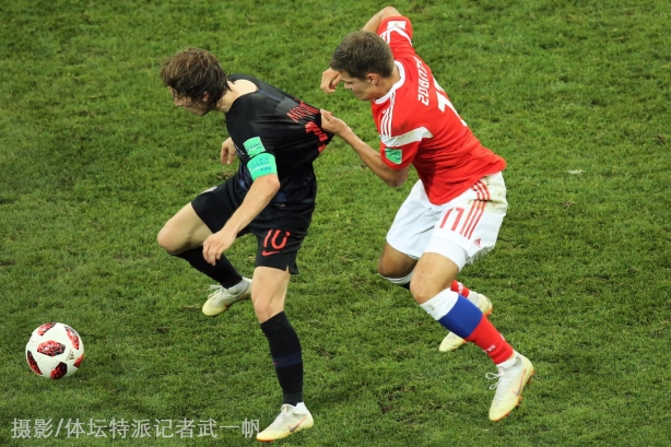 包含美国网球队险胜欧洲网球队，费德勒完成帽子戏法的词条