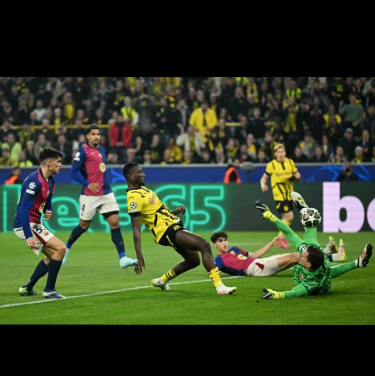 米兰体育-包含雷恩球迷发起集体助威活动，力挺球队在欧冠比赛中取胜的词条