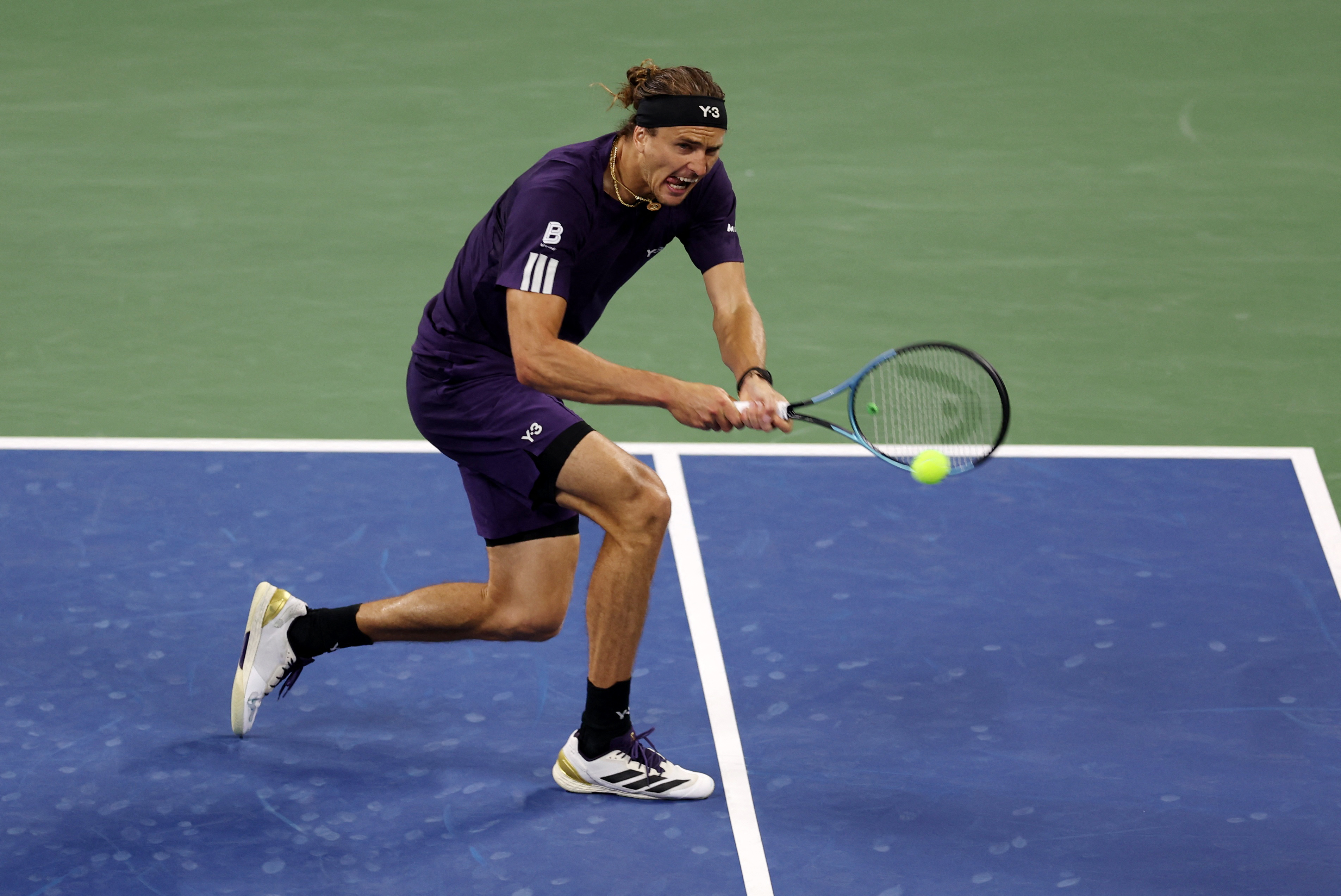 西班牙网球队强势美国网球队，兹维列夫统治全场的简单介绍