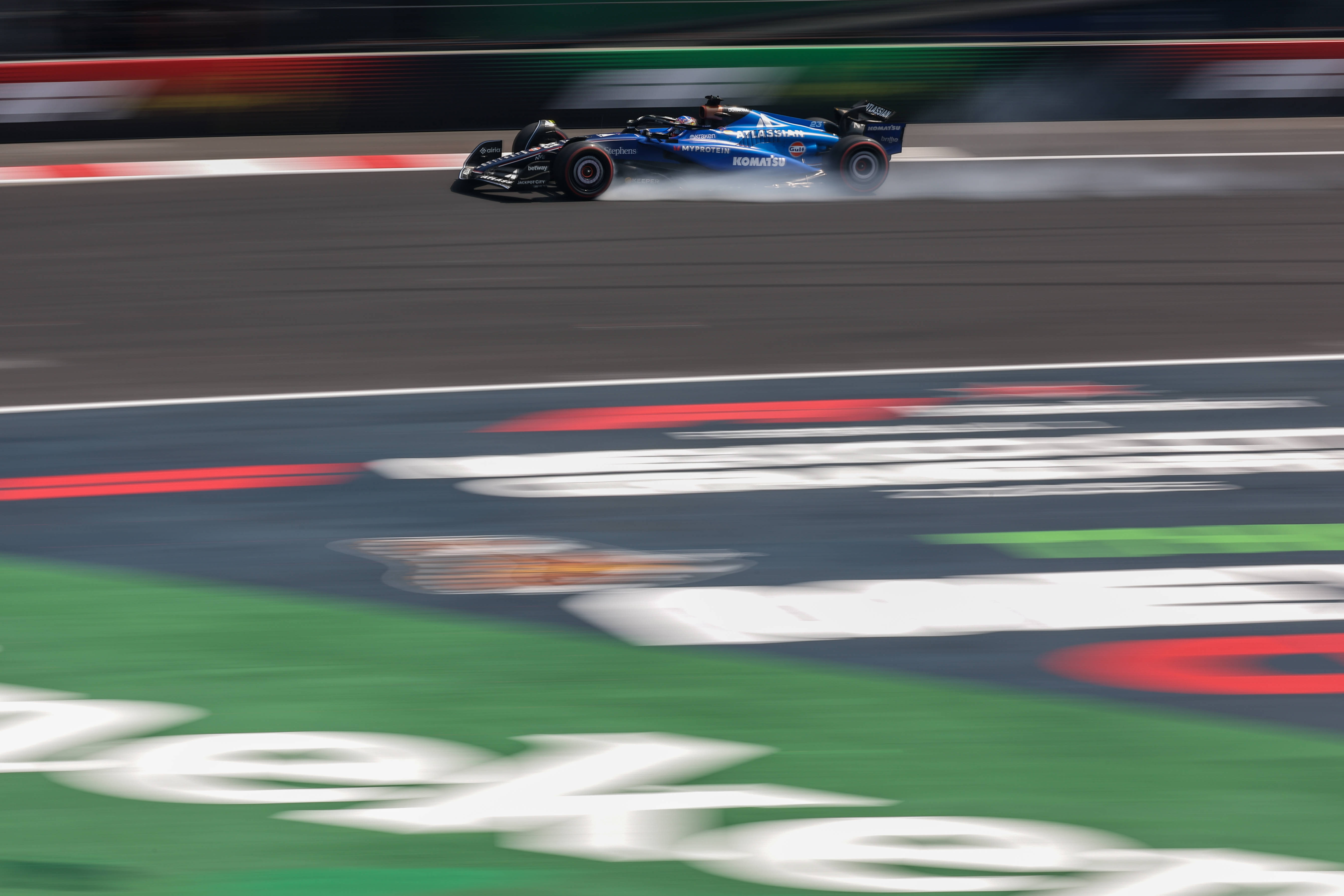 米兰体育app-哈斯车队力克威廉姆斯，塞恩斯点燃赛场的简单介绍