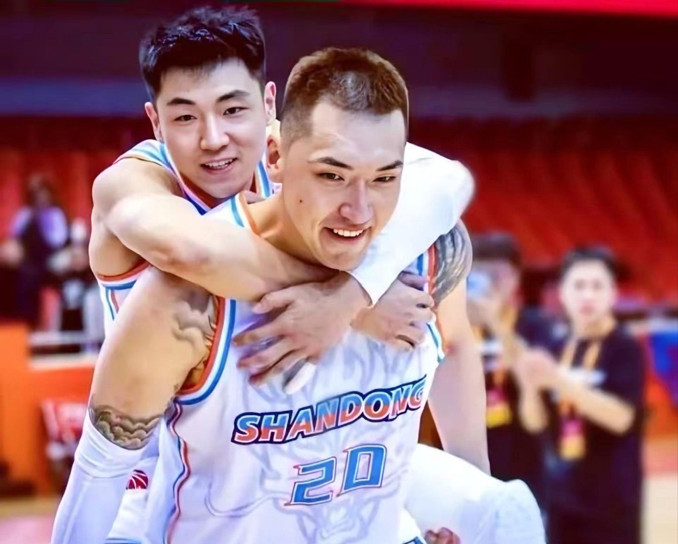 包含独行侠碾压山东队，陶汉林刷新纪录的词条