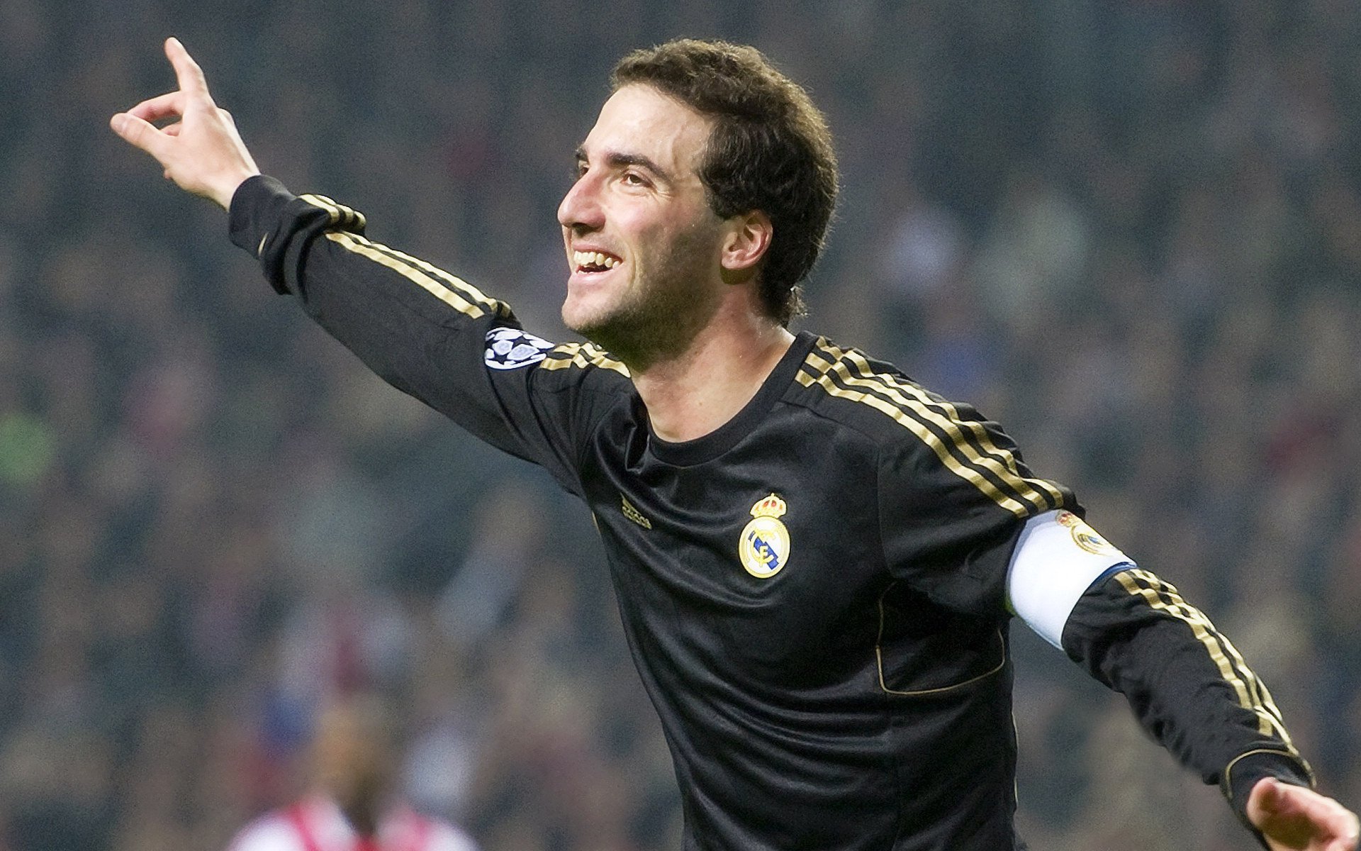 佛罗伦萨一波带走曼联,莱万数据全面爆炸,当战术智慧遇上个人英雄主义