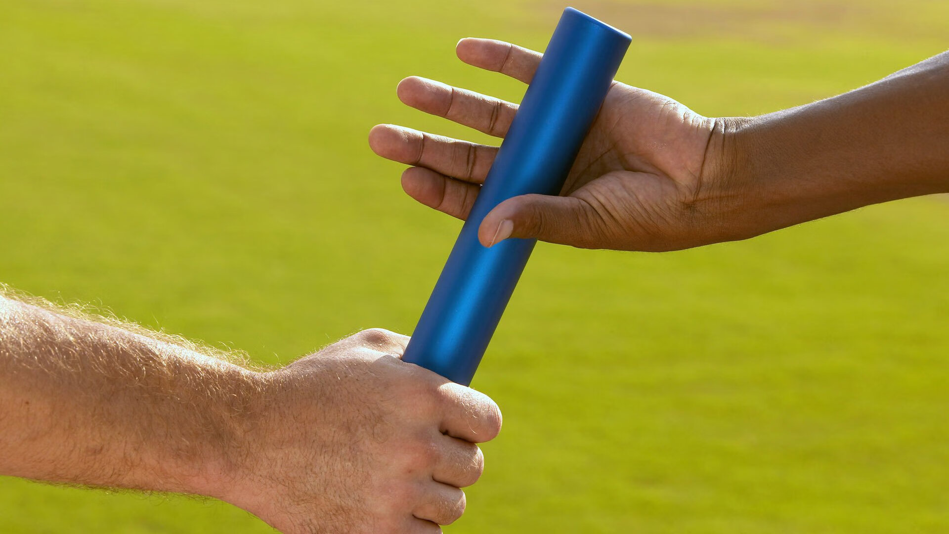 ac米兰下载-赛道上的红与蓝，红牛二队鏖战雷诺，诺里斯一骑绝尘